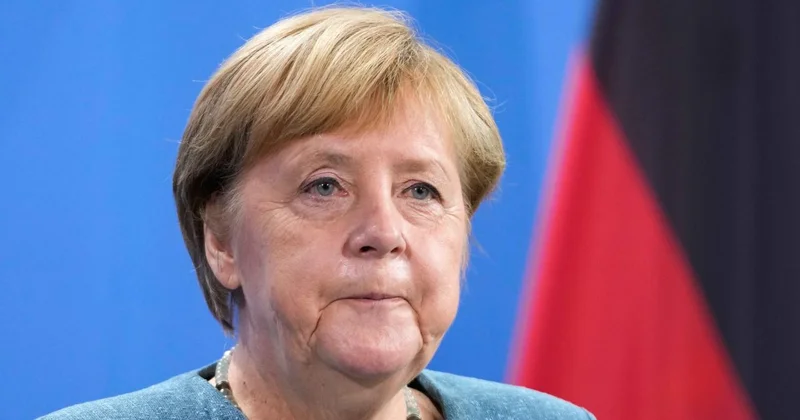 Almanya da eski Başbakan Merkel den yeni hükümetin göç politikasına eleştiri