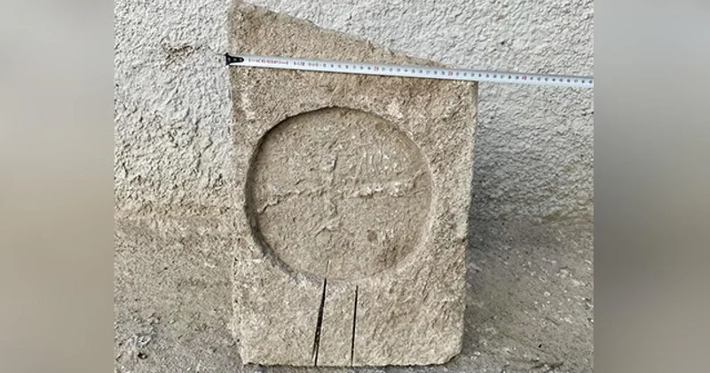 Durdurulan otomobilden Bizans dönemine ait mezar steli çıktı