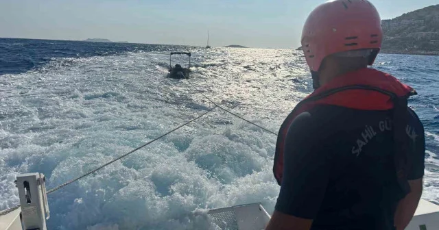 Antalya da arızalanan teknedeki 2 kişi kurtarıldı VİDEO İZLE