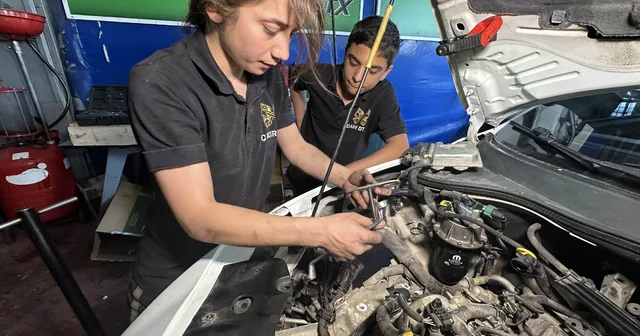 Araçlara meraklı İncilay, sanayide kalfa oldu; tek başına motor tamir ediyor Edirne Haberleri