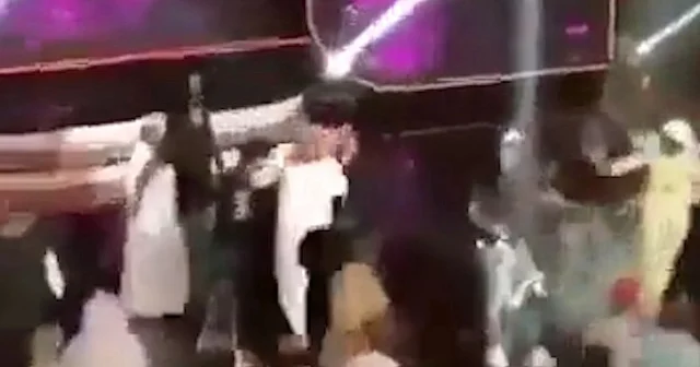 Beni Tel Aviv e götür şarkısını seslendiren BAE li şarkıcı Umman da ayakkabılarla dövülerek sahneden indirildi VİDEO İZLE
