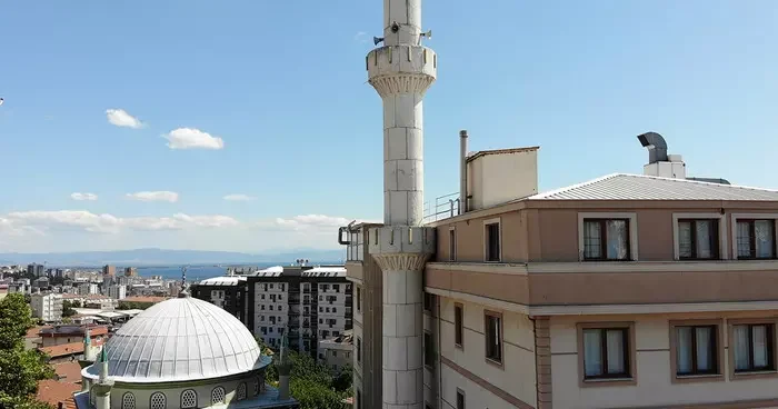 İlk defa böyle bir cami gördüm İstanbul da bu da oldu! Binayla iç içe