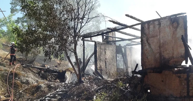 Sakarya da çıkan yangında ev, ahır ve samanlık zarar gördü