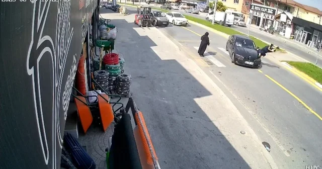 Yaya geçidinden geçen kadına otomobil çarptı; kaza kamerada Sakarya Haberleri