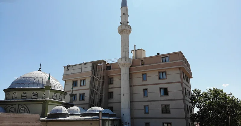Pendik’te ilginç mimari: Cami minaresi ile bina iç içe