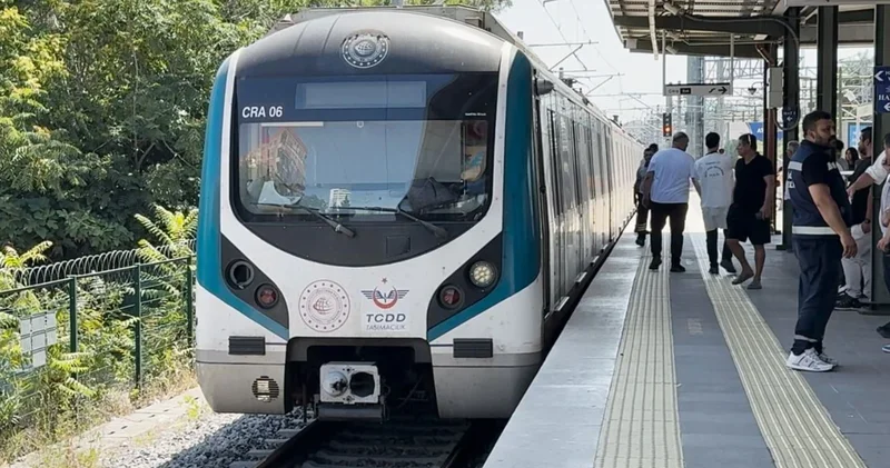 Marmaray da raylara atlayan bir kişi, hayatına son verdi