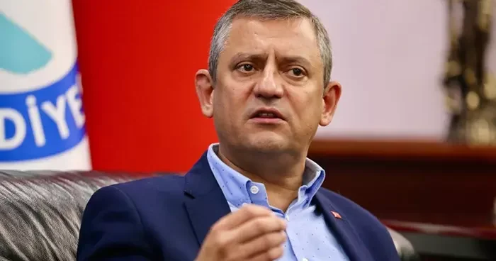 CHP Genel Başkanı Özgür Özel canlı yayında oran verdi! Masasındaki son anketi açıkladı: AK Parti yle fark....