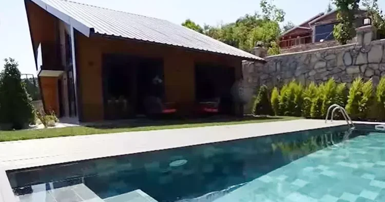 Huzur dolu bir yuva... Ünlü türkücü bağ evinin kapılarını açtı!
