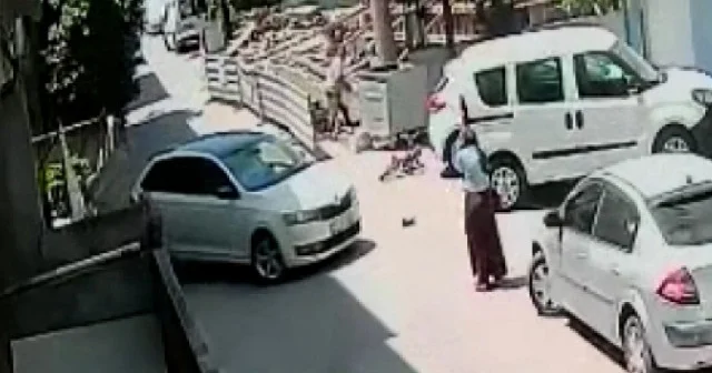 Kocaeli nde sürücü yoldan geçen adamdan geri gelmesi için yardım istedi ama kazayla sonuçlandı VİDEO İZLE