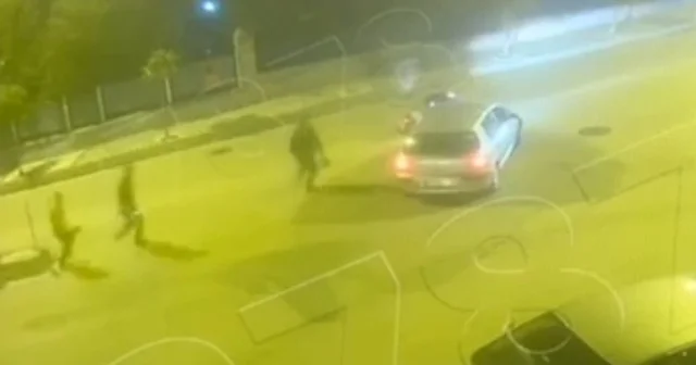 Edirne de bekçilerin dur ihtarına uymayan motosikletli, otomobille çarpıştı; kaza kamerada Edirne Haberleri