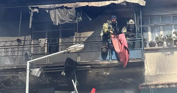 Kocaeli de yangında mahsur kalan 3 kişiyi itfaiye ekipleri kurtardı