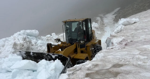 Rize de Haziran ayına rağmen iş makinaları kar küremeye devam ediyor VİDEO İZLE