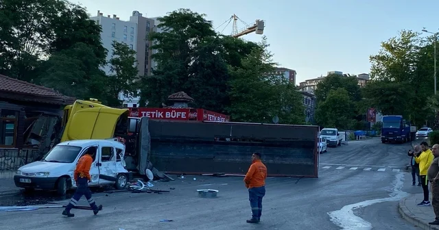 Devrilen TIR, parktaki eve çarptı; şoför yaralı Zonguldak Haberleri