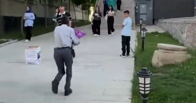 Muş’ta bir baba YKS’den çıkan kızını çiçeklerle koşarak karşıladı VİDEO İZLE