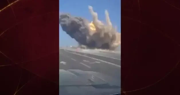 iran İsrail i vurmaya devam ediyor! Patlamanın büyüklüğü araç kamerasına yansıdı