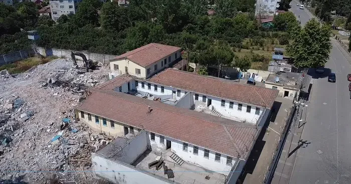 Kapanan cezaevinde yıkım başladı! Yıkılan binanın yerine ne olacağı belli oluyor