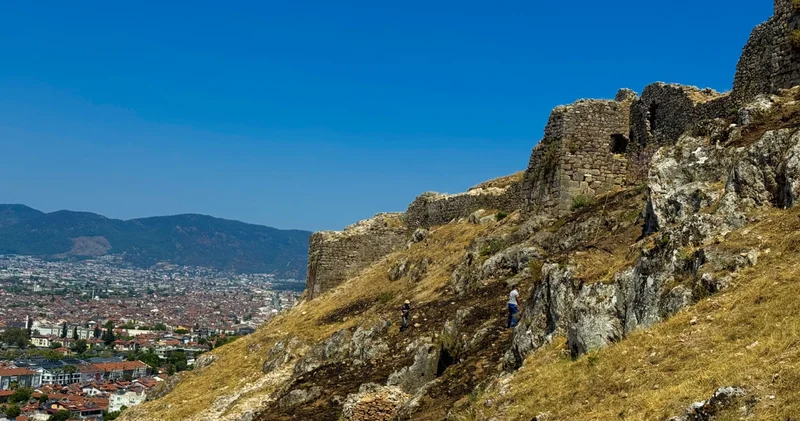 Fethiye Kalesi kazı alanındaki otluk alanda çıkan yangın söndürüldü