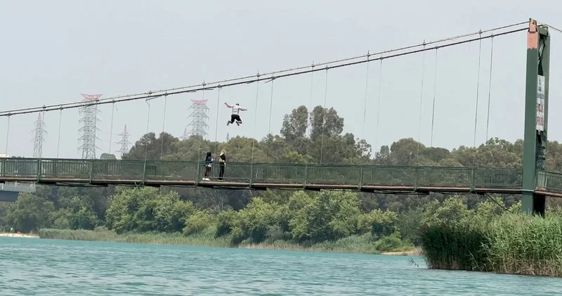 Gençlerden tehlikeli hareketler: Köprü halatlarından atladılar