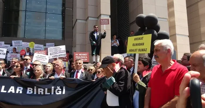 İstanbul Barosu avukatlarının Mehmet Pehlivan’ın tutuklanmasına itirazı sonrası ortalık karıştı
