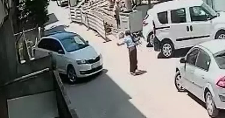 Yoldan geçen adamdan yardım isteyip aracının anahtarını verdi; hayatının şokunu yaşadı: Abi dur
