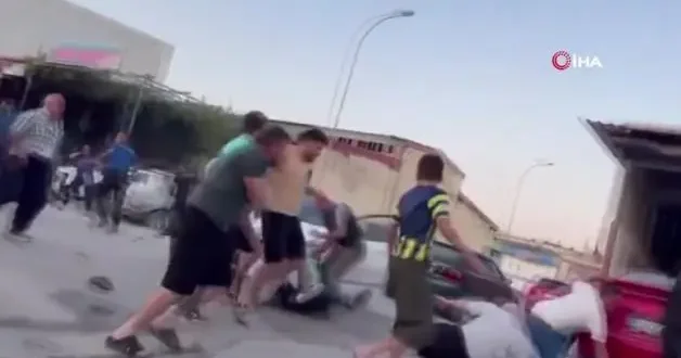 Kaza sonrası tekmneli yumruklu kavga!