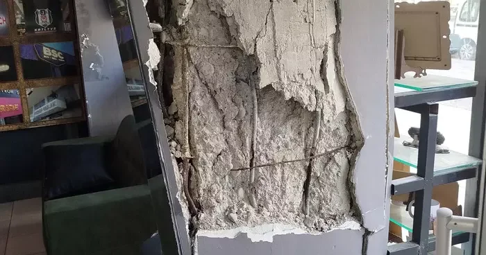 Kolonu patlayan 7 katlı apartman tahliye edildi! Daha önce de market için kolon kesildiği iddia edildi