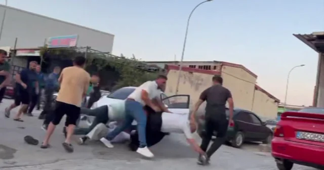 Kaza yapan 2 grubun tekmeli yumruklu kavgasını polis ayırdı; 4 gözaltı Hatay Haberleri