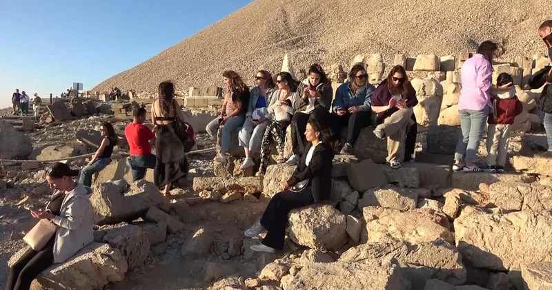Nemrut Dağı’nda hafta sonu turist yoğunluğu