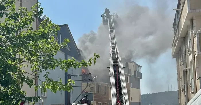 Hasara neden oldu! Kocaeli de 4 katlı binanın çatısında yangın