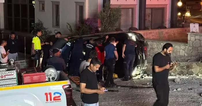 Balıkesir de feci kaza! Otomobil, büfe ile otelin duvarına çarptı: 1 kişi hayatını kaybetti, 1 kişi yaralandı