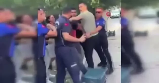 İzmir’de zabıtadan seyyar satıcıya yumruk ve biber gazı