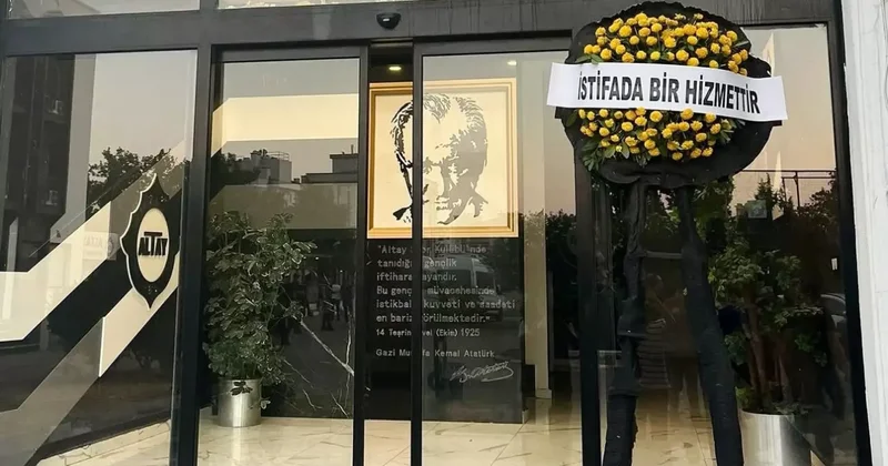 Süper Lig efsanesi zorda: Kapıya siyah çelenk bırakıldı