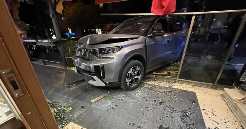 Tekirdağ da gazla freni karıştıran sürücü aracıyla pastaneye daldı