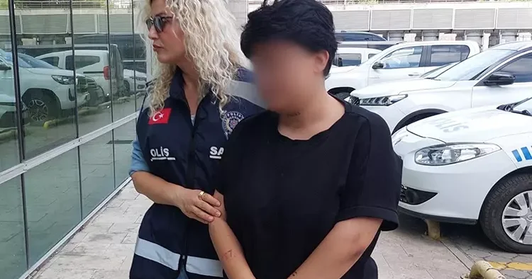 Genç kız, sevgilisinden ayrılmasını isteyen annesini bıçakladı