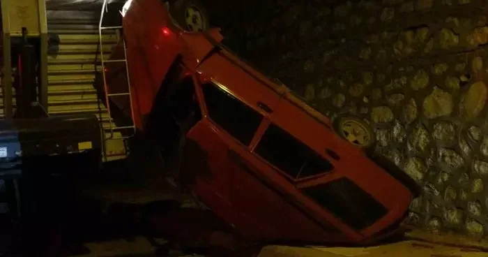 Minibüsle çarpışan araç 5 metre yükseklikten aşağı uçtu: 1 yaralı