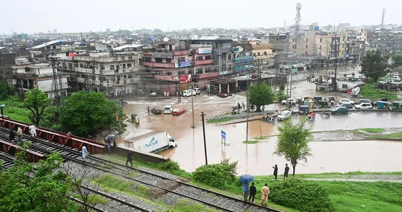 Pakistan da şiddetli yağışlar felakete neden oldu! Çok sayıda kişi hayatını kaybetti