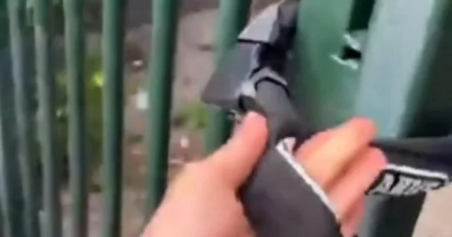 Refah Sınır Kapısı nı açmayan Mısır Büyükelçiliğinin kapısını zincirledi: Siz de ablukayı tadın VİDEO İZLE