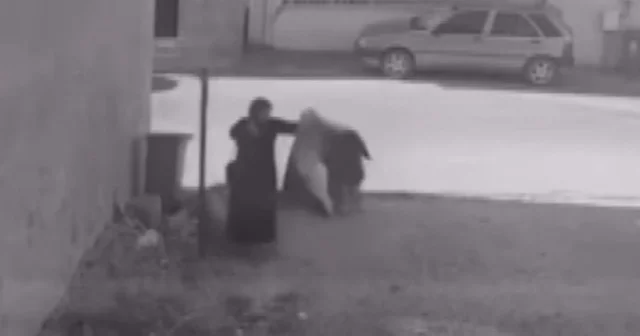 Kuruması için sokaktaki demire asılan halıyı çaldı VİDEO İZLE