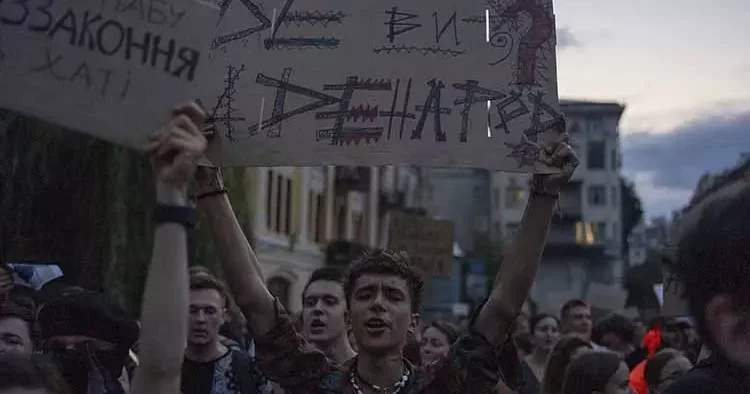 Ukrayna da yolsuzluk krizi... Halk sokağa döküldü