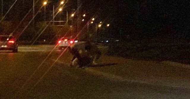 Konya da 3 gencin yol kenarında tekme tokat kavgası kamerada VİDEO İZLE