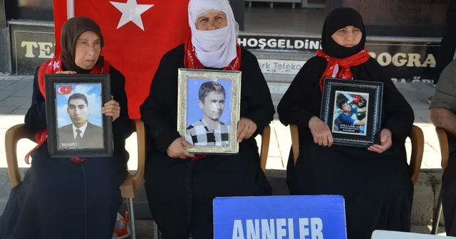 Muşlu aileler DEM Parti önündeki eylemlerini sürdürdü Muş Haberleri