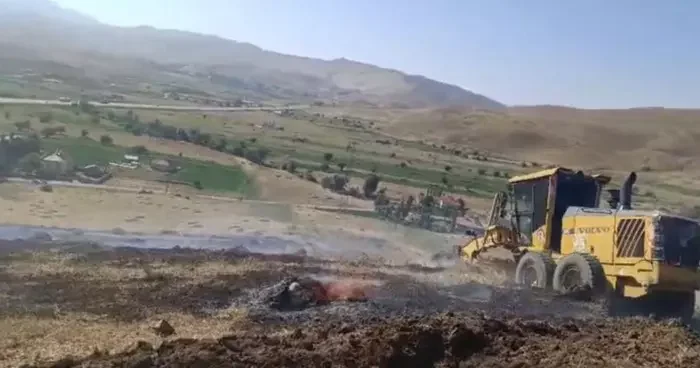 Yüksekova da anız yangınına kepçeli müdahale