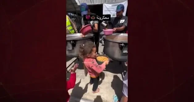 Gazze de bir tas yemeğe kavuşan küçük kızın sevinci