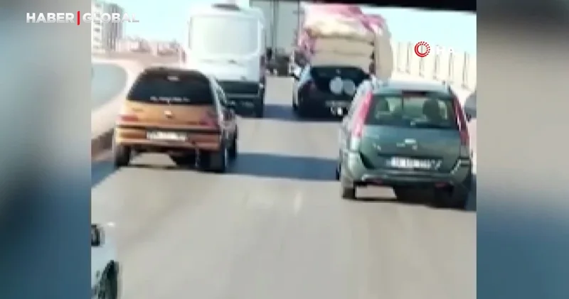 Araçlarına yükledikleri eşyalar ağızları açık bıraktı, işte trafiği tehlikeye sokan o anlar!