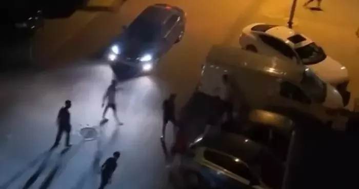 Bursa da mahallenin gençleri bir birine girdi