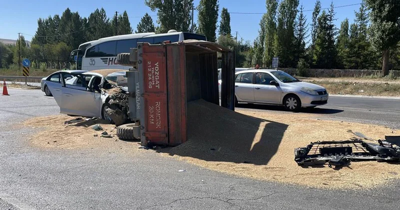 Otomobil, buğday yüklü traktöre çarptı: 3 yaralı