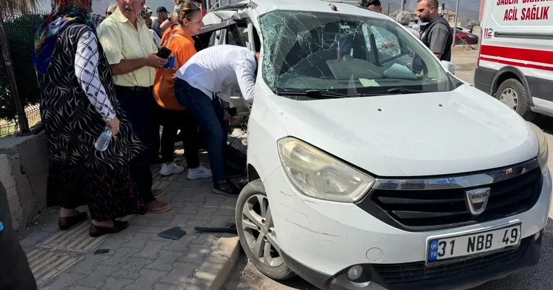 Düğüne gidenleri taşıyan otomobil ile çekici çarpıştı; 3 ölü, 2 yaralı