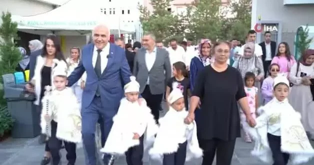Kızılcahamam’da Geleneksel Sünnet Şöleninde tellaklar TOGG’u köpüklerle yıkadı
