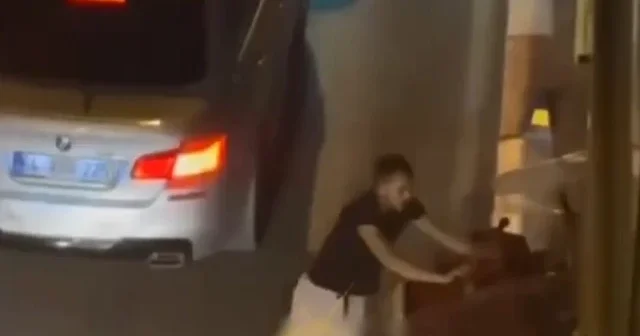 Lüks aracının çizildiğini iddia edip emekçinin ekmek teknesini yola devirdi VİDEO İZLE