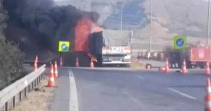 TAG Otoyolu’nda arpa yüklü tır yandı, sürücü yaralandı